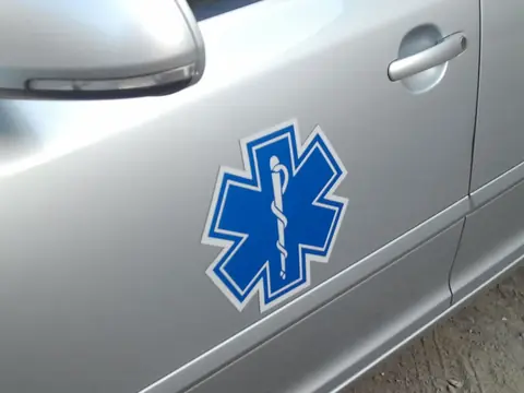 Magnetka na dverách auta vyrezaná podľa tvaru