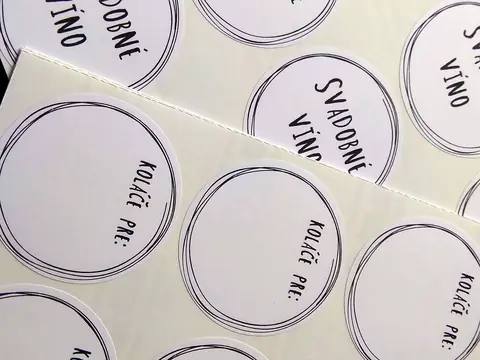 Okrúhle papierové nálepky na podkladovom papieri