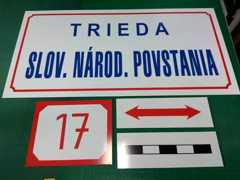 Tabuľa s názvom ulice, číslom domu a šípkou