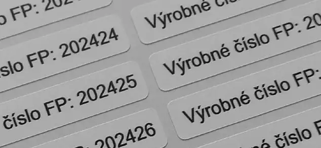 Číslované deštrukčné štítky, plomby s výrobným číslom pre evidenciu a sledovanie produktov.