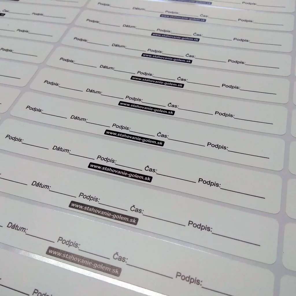 Biele obdĺžnikové destrukčné nálepky s poľami na podpis, dátum a čas. rozmer cca 10 x 2 cm