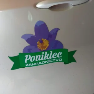 Magnetka na dvere auta s logom vyrezaným podľa tvaru, na bielom aute
