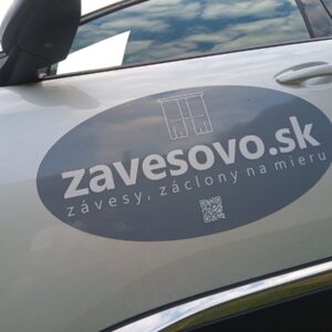 Magnetka na auto s potlačou – oválna reklama zavesovo.sk na dverách vozidla
