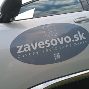 Oválna magnetka s logom firmy a QR kódom zavesovo.sk na dverách bieleho auta