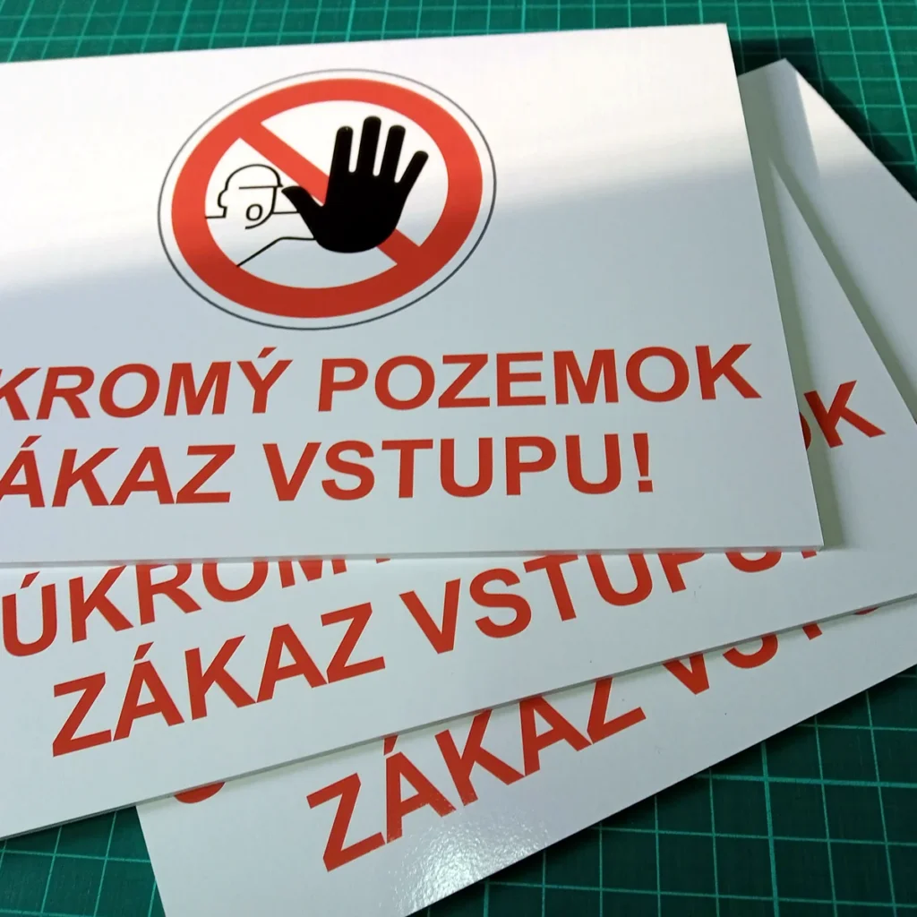 Biele tabule s piktogramom ruky a červeným nápisom Súkromný pozemok, zákaz vstupu