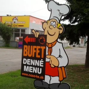 Vyrezaná postavička kuchára s tabuľkou Bufet, denné menu na kovovej tyči pri chodníku